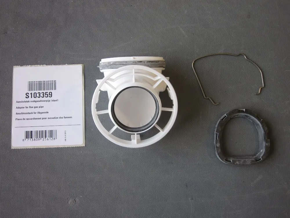 Adapter für ein Abgasrohr, bestehend aus einer weißen Kunststoffkomponente sowie einer Dichtung und einer Halterung. Produkt von Remeha, zur Verbindung von Rohren.